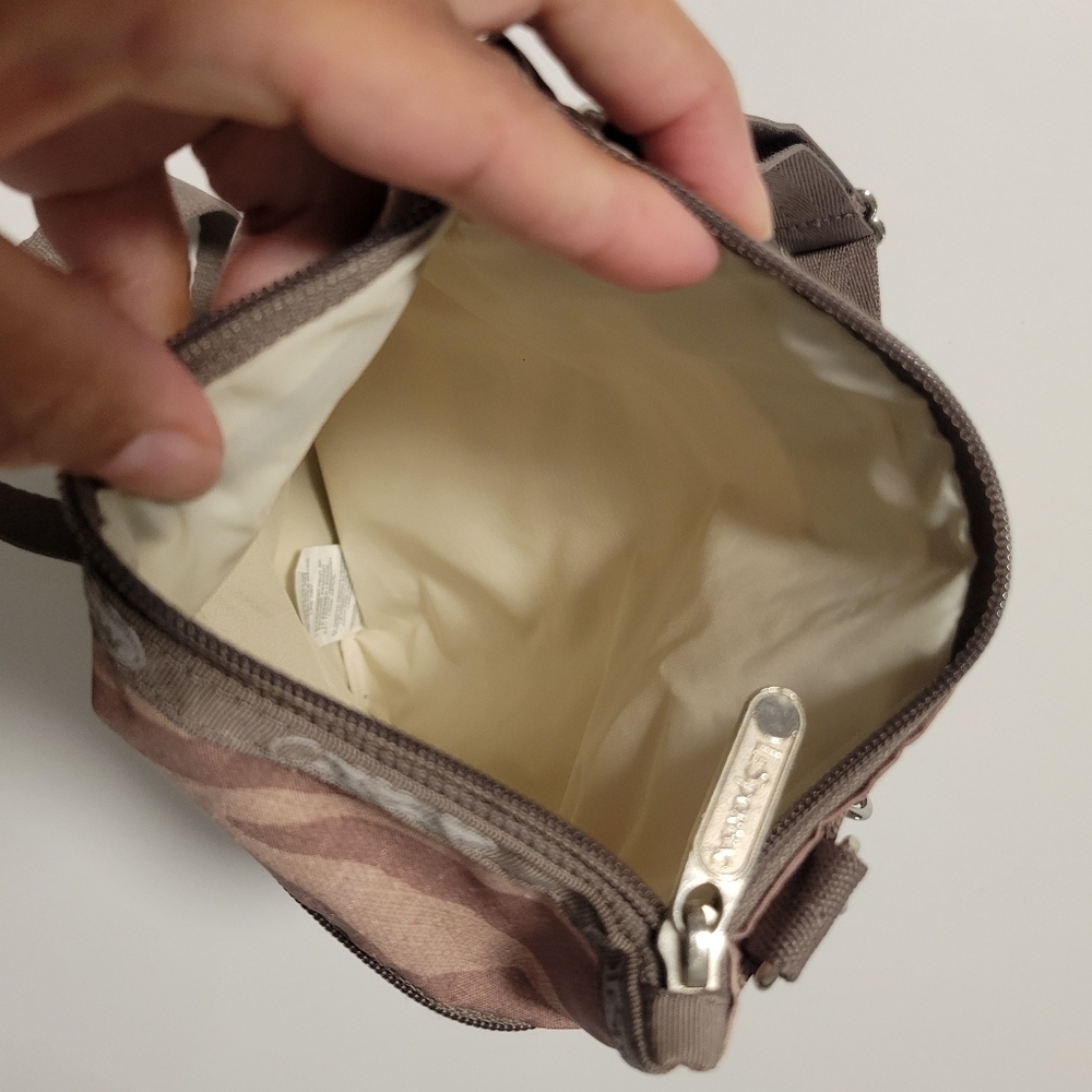 Lesportsac crossbody bag. - Picture 7 of 12